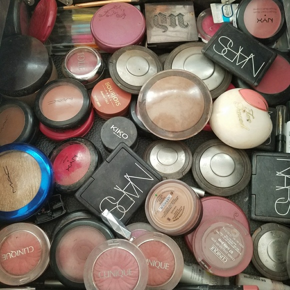 I have a ton of makeup top brands ask me what your - Picture 6 of 7